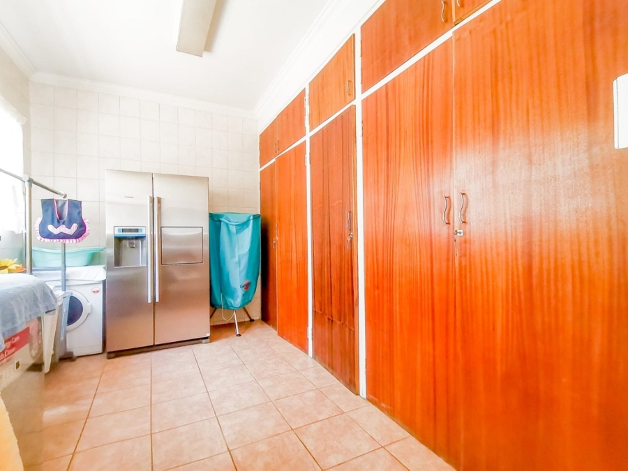 7 Bedroom Property for Sale in Parklands Western Cape